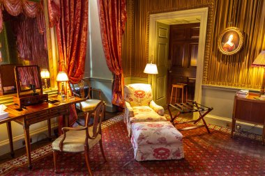 YORKSHIRE, İngiltere - 30 Haziran 2025: Kırmızı tepe örtülü yatak odası ve İngiltere 'nin Kuzey Yorkshire kentinde klasik dekor