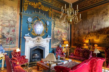 YORKSHIRE, İngiltere - 30 Haziran 2025: Zengin dekore edilmiş duvar halıları, boyanmış tavan ve İngiltere 'nin Kuzey Yorkshire kentindeki Howard Kalesi' nde süslü şömine