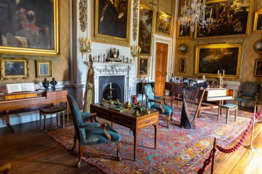 YORKSHIRE, İngiltere - 30 Haziran 2025: Howard Şatosu, Kuzey Yorkshire, İngiltere, Birleşik Krallık 'ta klasik enstrümanlar, portreler ve antika mobilyalarla süslü Müzik Odası