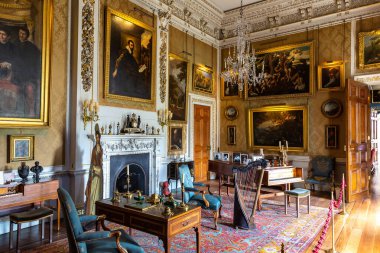 YORKSHIRE, İngiltere - 30 Haziran 2025: Howard Şatosu, Kuzey Yorkshire, İngiltere, Birleşik Krallık 'ta klasik enstrümanlar, portreler ve antika mobilyalarla süslü Müzik Odası