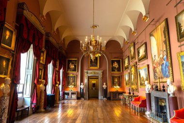 YORKSHIRE, İngiltere - 30 Haziran 2025: Kuzey Howard Şatosu 'nun Zarif Uzun Galerisi portreler, avizeler ve klasik heykellerle Kuzey Yorkshire, İngiltere, Birleşik Krallık