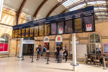 YORK, İngiltere - 30 Haziran 2025: York, Kuzey Yorkshire, İngiltere 'deki York Tren İstasyonu' nda tren saatlerini gösteren dijital çıkış tahtası
