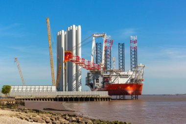 HULL, UK - 11 Mayıs 2025: The Wind Peak, Hull, İngiltere 'de bulunan modern bir açık deniz rüzgar yükleme gemisi, Siemens Gamesa rüzgar türbini bileşenlerini açık deniz rüzgar çiftliklerine yerleştirmek için yüklüyor