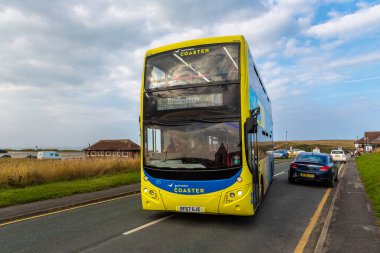 FLAMBOROUGH, İngiltere - 25 Temmuz 2025: Bridlington 'dan gelen çift katlı Coaster otobüsü Flamborough, Doğu Yorkshire, İngiltere, İngiltere' ye varıyor