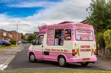 HULL, İngiltere - 27 Temmuz 2025: Bir yaz günü İngiltere 'nin Doğu Yorkshire kentindeki yerleşim bölgesinde park edilmiş klasik pembe dondurma kamyonu