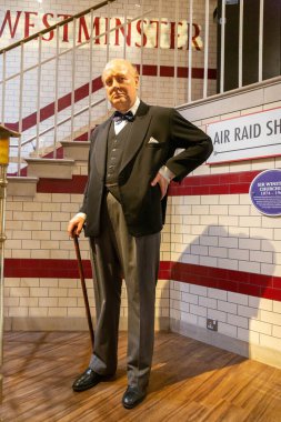 LONDON, İngiltere - 28 Ocak 2025: Winston Churchill 'in canlı görünümlü balmumu figürü, eski İngiltere Başbakanı ve ikonik savaş zamanı lideri, Madame Tussauds London' da klasik giysiler içinde sergilendi