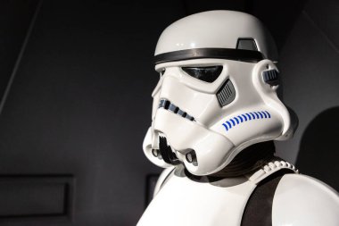 LONDON, İngiltere - 28 Ocak 2025: Madame Tussauds London 'da sergilenen, Star Wars' dan bir Stormtrooper 'ın son derece detaylı balmumu figürü. Klasik beyaz zırh ve kask Galaktik İmparatorluğu temsil eder.