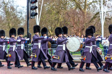 LONDON, İngiltere - 29 Ocak 2025: İngiliz Muhafızlar grubu, Buckingham Sarayı 'ndaki Muhafızların Değişimi sırasında flüt ve davul çalarak bu kraliyet geleneğini izleyen kalabalık,