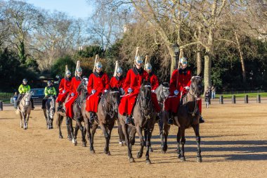LONDON, UK - 30 HAZİRAN 2025: Kırmızı tören üniformaları ve altın miğferli süvari birlikleri İngiliz askeri geleneği olan At Muhafızları Yürüyüşü 'nde Kral Can Kurtarma Değişikliği' ni gerçekleştirdiler