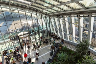 Londra 'daki Sky Garden, nefes kesen panoramik şehir manzaralı, modern mimarisi olan ve eşsiz bir deneyim için verimli bir yeşilliğe sahip şık bir kafe ve gözlem güvertesine sahiptir.