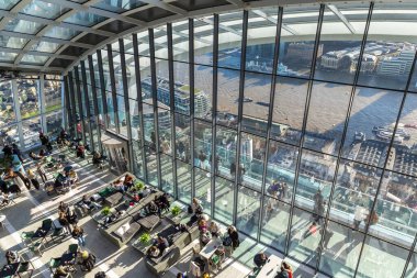 LONDON, UK - 30 Ocak 2025: Londra 'daki Sky Garden nefes kesici şehir manzarası, şık bir kafe ve modern mimari ve doğal ışık ile canlı bir atmosfer sunuyor