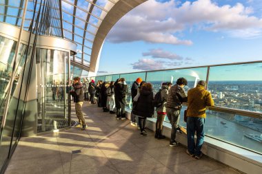 LONDON, İngiltere - 30 Ocak 2025: 20 Fenchurch Street (Walkie Talkie binası) 'de yer alan Sky Garden, nefes kesici panoramik Londra gökyüzü manzaralı açık bir hava gözlem güvertesine sahiptir.