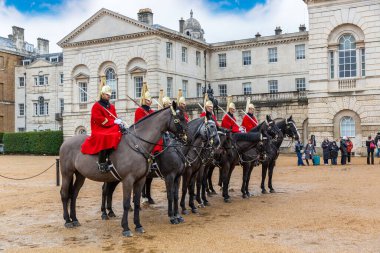LONDON, İngiltere - 31 Ocak 2025: Kral Cankurtaranının Dönüşümü sırasında Atlı Süvari Birliği askerleri at sırtında. Bu günlük etkinlik İngiliz askeri geleneğinin bir parçasıdır.