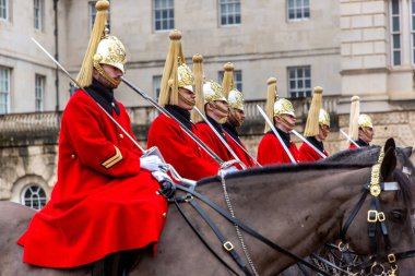 LONDON, İngiltere - 31 Ocak 2025: Kral Cankurtaranının Dönüşümü sırasında Atlı Süvari Birliği askerleri at sırtında. Bu günlük etkinlik İngiliz askeri geleneğinin bir parçasıdır.