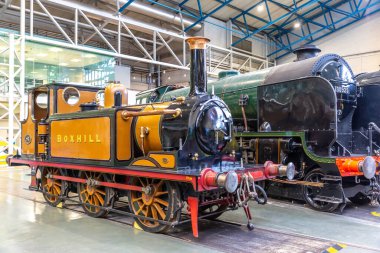 YORK, İngiltere - 6 Şubat 2025: Iconic LB-SCR A1X Sınıfı Boxhill buhar lokomotifi York 'taki Ulusal Demiryolu Müzesi' nde sergileniyor. 1880 'de inşa edilen bu motor, İngiliz buhar demiryolu mirasını ön plana çıkarıyor.