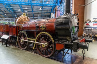 YORK, İngiltere - 6 Şubat 2025: 1846 'da Furness Demiryolu için inşa edilen tarihi bakır buharlı lokomotif York Demiryolu Müzesi' nde sergilenmektedir. Bakır kubbesi eski İngiliz demiryolu mühendisliğini ön plana çıkarıyor