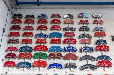 YORK, İngiltere - 6 Şubat 2025: York Demiryolu Müzesi 'ndeki demiryolu plakaları, The Flying Scotsman, The Royal Highlander ve The Cornishman gibi trenlerin yer aldığı, İngiliz demiryolu tarihini onurlandıran