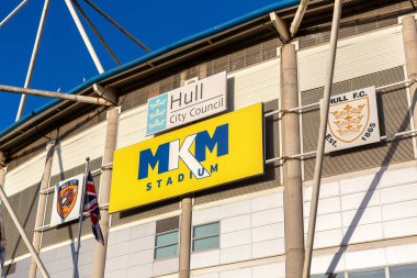 HULL, UK - 24 Şubat 2025: Kingston 'daki MKM Stadyumu Hull, İngiltere' deki Hull City AFC ve Hull FC 'ye ev sahipliği yapmaktadır. 2002 yılında açılan bu modern çok amaçlı mekan futbol ve ragbi maçlarına ev sahipliği yapıyor.