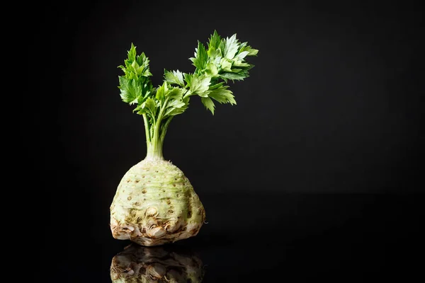 Čerstvý Celer Kořen Pořízen Zelení Černém Pozadí Výživa Zdravá Výživa — Stock fotografie
