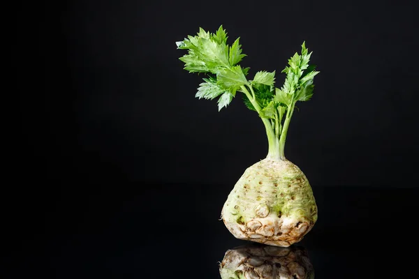 Friss Zellergyökér Lövés Zöldekkel Fekete Háttérrel Táplálkozás Egészséges Étel Koncepció — Stock Fotó