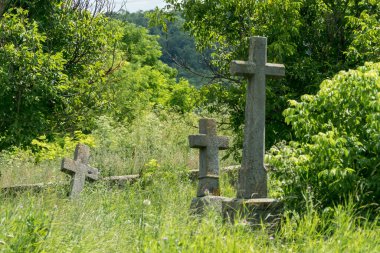 Ukrayna 'nın Vinnytsa bölgesinin Podillya kentindeki Busha köyünde bulunan Busha Eyaleti Tarih ve Kültür Rezervi' nde Kazakların defnedildiği terk edilmiş bir mezarlık. Podillya 'daki Ukrayna' da seyahat yerleri.