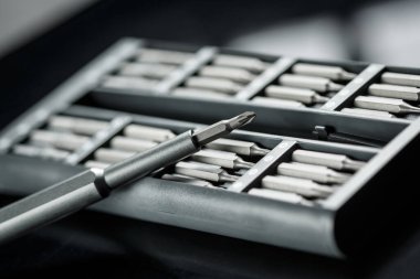 Chanable metal parçaları ve adaptörleri olan bir tornavida. Ev eşyası tornavida takımı. Ev idaresi kavramı