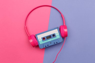 Pembe arka planda mavi ses kaseti ve menekşe arka planda pembe kulaklık. Analog ses müzik kavramı
