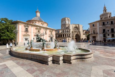 VALENCIA, İspanya - 18 Haziran 2015: Plaza de la Virgen (Virgin Meydanı) ve Valencia, İspanya 'daki Rio Turia Çeşmesi