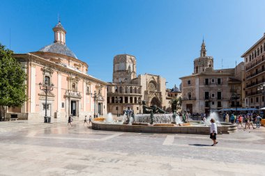 VALENCIA, İspanya - 18 Haziran 2015: Plaza de la Virgen (Virgin Meydanı) ve Valencia, İspanya 'daki Rio Turia Çeşmesi