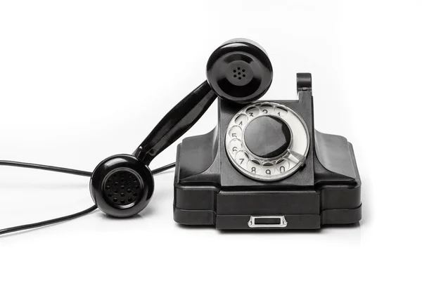 白色海滩上的老式黑色电话 电信技术熟练 — 图库照片