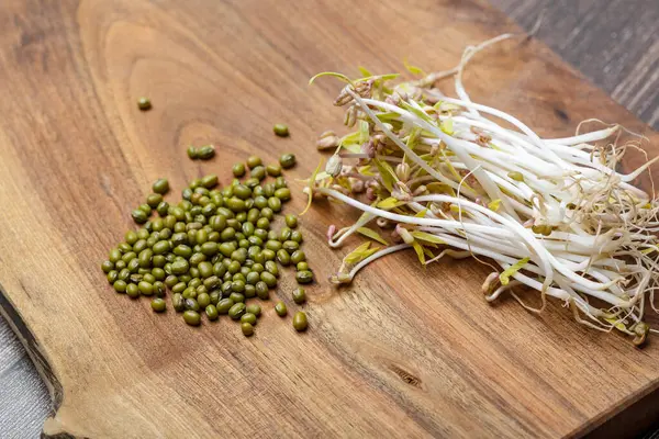 生长在木制背景上的绿豆 微绿色蔬菜健康食品概念 — 图库照片