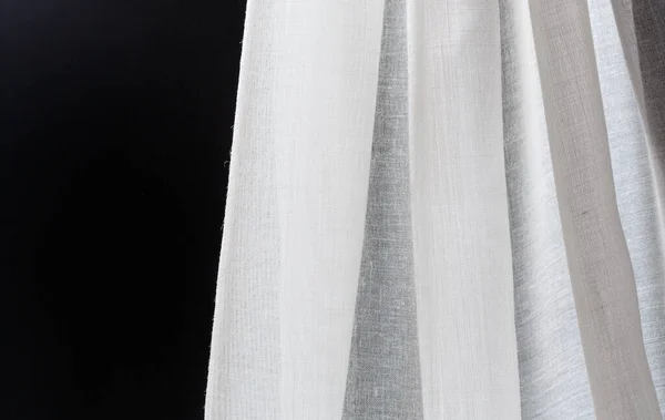 黒の背景に白いサテン綿透明繊維の折り目 テキスタイルデザインコンセプト — ストック写真