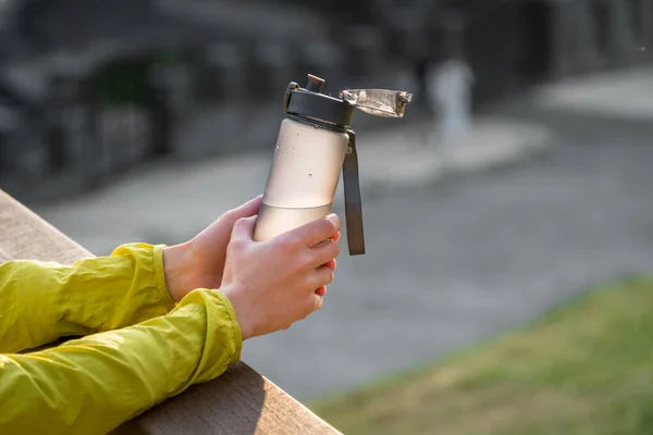 Offene Fitness Wasserflasche Aus Plastik Mit Einem Deckel Der Hand — Stockfoto