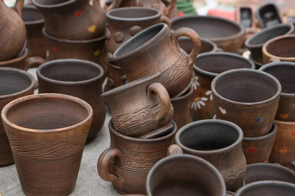 传统的乌克兰陶瓷制品有不同的例子 杯子和碗 手工制陶工艺 — 图库照片