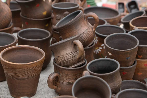 Różne Przykłady Tradycyjnej Ukraińskiej Ceramiki Glinianej Garnki Słoiki Wazony Kubki — Zdjęcie stockowe