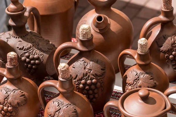 伝統的なウクライナの粘土の陶器の異なる例 カップとボウル 手作りの陶器の職人技 — ストック写真