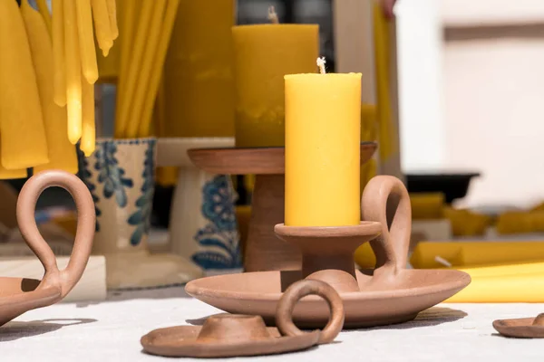 在烛台上手工制作的天然蜡蜡烛 手工制作的手艺 — 图库照片