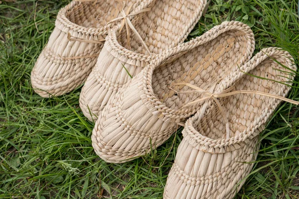 传统的夏威夷手工编织稻草拖鞋 乌克兰人传统手工艺概念 — 图库照片