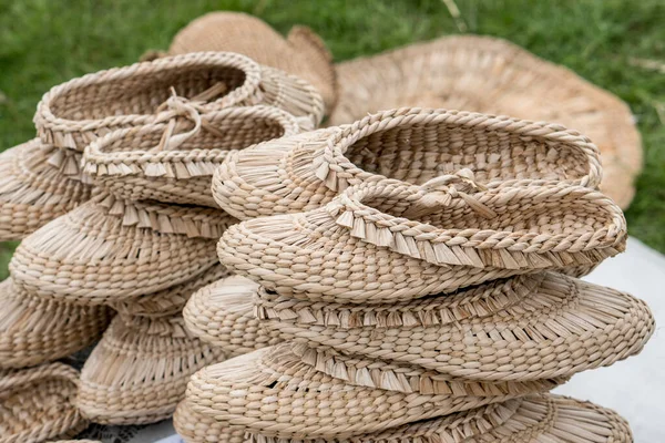 传统的夏威夷手工编织稻草拖鞋 乌克兰人传统手工艺概念 — 图库照片