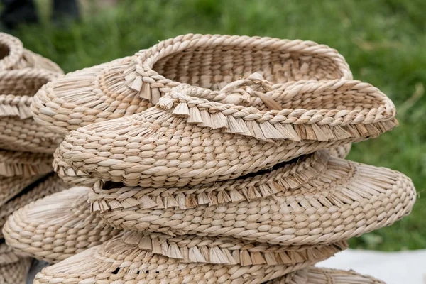 伝統的なウクライナの手織りの藁スリッパ ウクライナの伝統工芸の概念 — ストック写真
