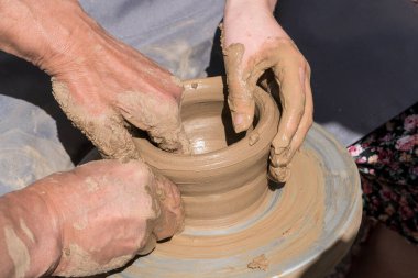Çömlekçilik dersleri sırasında kilden kase yaparken yakın çekim. Ukrayna çömlek ve zanaat konsepti