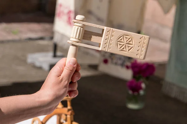 Ręczne Trzymanie Tradycyjnego Ukraińskiego Drewnianego Instrumentu Muzycznego Zabawki Ręcznie Rzeźbione — Zdjęcie stockowe