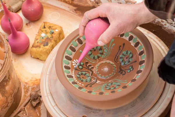 Vrouwelijke Hand Schilderen Klei Plaat Een Pottenbakkerswiel Traditionele Oekraïense Aardewerk — Stockfoto