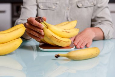 Ellerinizi kaldırın ve muz dallarını ağırlaştırın. Sağlıklı yaşam tarzı ve beslenme konsepti