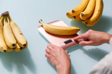 Muzu ağırlaştıran ellere yakın çekim. Sağlıklı yaşam tarzı ve beslenme konsepti