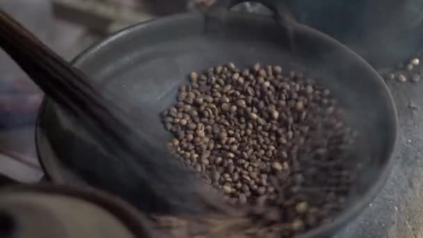 Valós Idejű Foootage Kézi Kávé Pörkölés Vasedényben — Stock videók