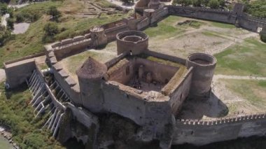 Ukrayna 'nın Odessa bölgesindeki Bilhorod Dnistrovskyi şehrindeki Akkerman kalesinin 4k hava aracı görüntüleri. Panoramik çekim. Ukrayna 'da seyahat yerleri