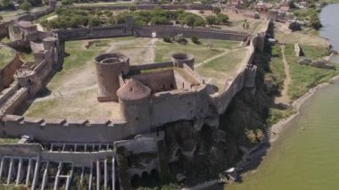 Ukrayna 'nın Odessa bölgesindeki Bilhorod Dnistrovskyi şehrindeki Akkerman kalesinin 4k hava aracı görüntüleri. Panoramik çekim. Ukrayna 'da seyahat yerleri