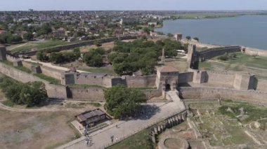 Ukrayna 'nın Odessa bölgesindeki Bilhorod Dnistrovskyi şehrindeki Akkerman kalesinin 4k hava aracı görüntüleri. Panoramik çekim. Ukrayna 'da seyahat yerleri