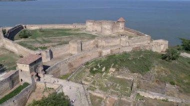 Ukrayna 'nın Odessa bölgesindeki Bilhorod Dnistrovskyi şehrinde Akkerman Fortess' in 4k hava aracı görüntüleri. Panoramik çekim. Ukrayna 'da seyahat yerleri
